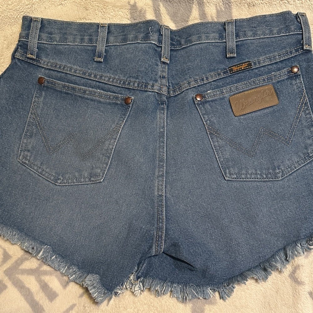 Wrangler women’s Blue raw hem Jean Shorts size 32
